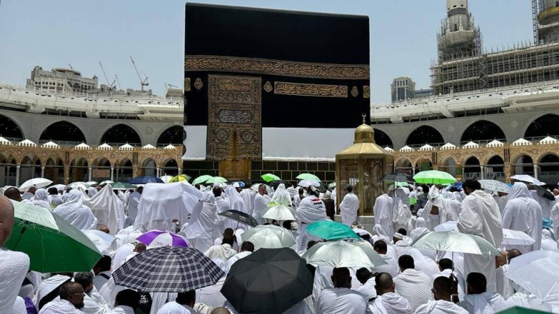 Iranpress: اقامه نخستین نماز جمعه ماه ذی حجه توسط صدها هزار نفر از حجاج در مسجدالحرام  